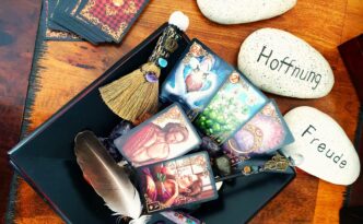 Karten: Copyright Verwendung der Kartenbilder Madame Lenormand Ciro Marchetti Gilded Reverie. Foto im Beitrag: Copyright Madame Destemona.
