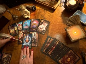 Karten: Copyright Verwendung der Kartenbilder Madame Lenormand Ciro Marchetti Gilded Reverie. Foto im Beitrag: Copyright Madame Destemona.